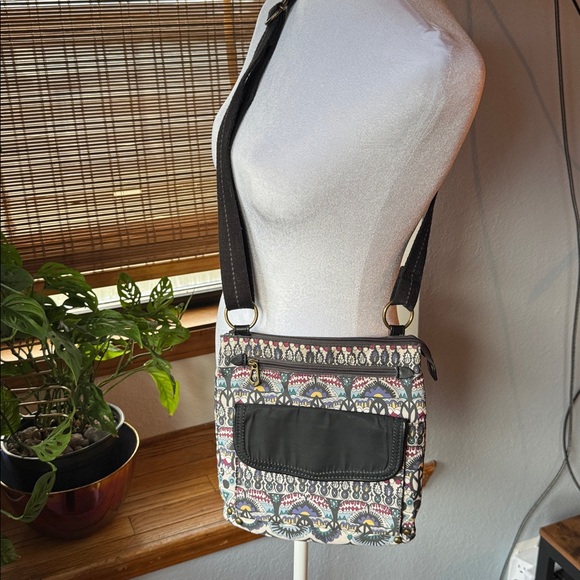 Sakroots Handbags - EUC Sakroots Eco Twill Multicolor Patterned crossbody Bag